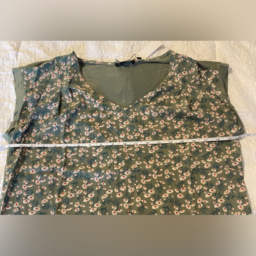 NWT Floral Green Women's Top Small - Picture 6 of 7